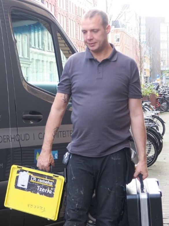 Loodgieter Ramon Conijn voor de bus