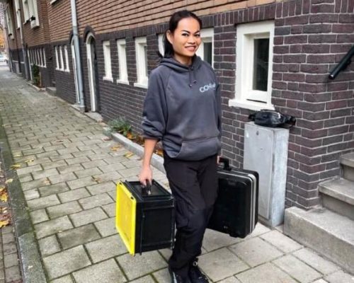 Vrouwelijke loodgieter in Amsterdam