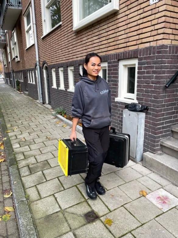 Vrouwelijke loodgieter in Amsterdam